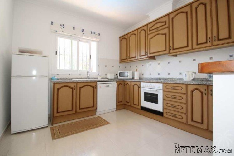 Immaculate property on 2 levels with an internal staircase.. - 8
