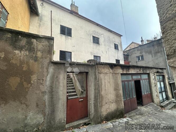 KNIN, Kuća s dva prostrana stana i potkrovljem