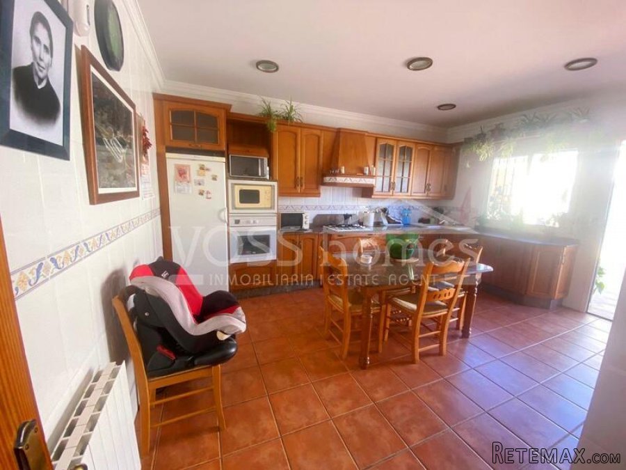 NEW LISTING TO VOSS HOMES - A large 4 bed, 2 bath Villa of.. - 8