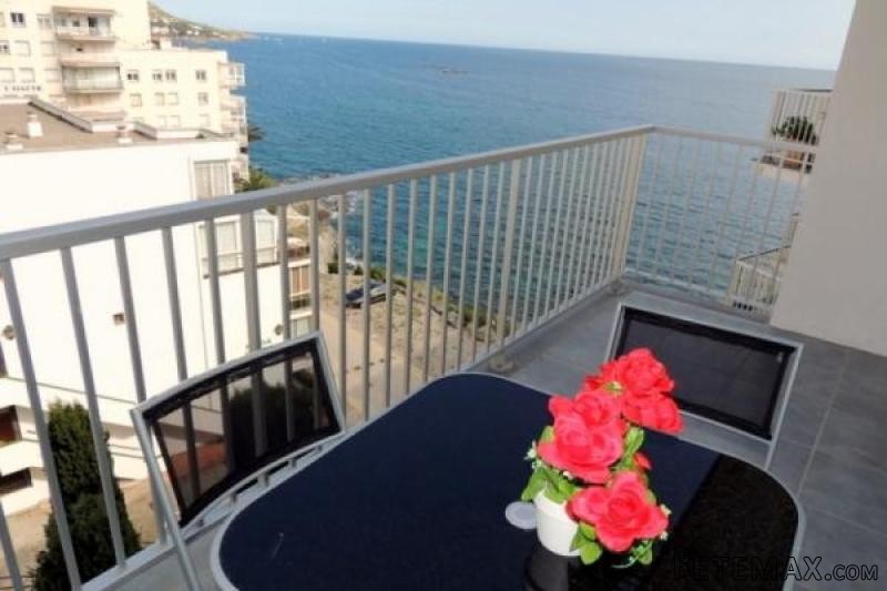 ROSES: Nice apartment located in the..