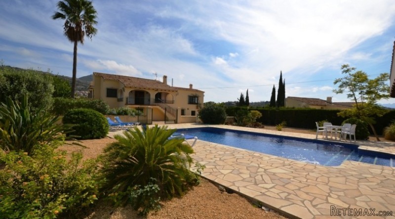V1441 - Charming 5 Bedroom, 3 Bathroom..
