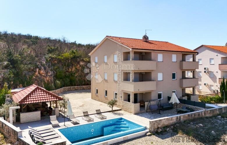 KLIMNO, vila s bazenom i 6 app na svega 250m od mora