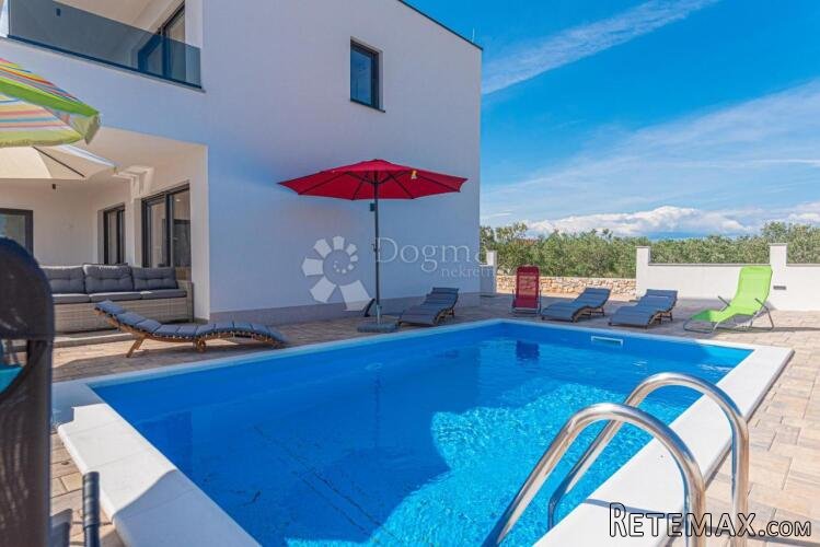 NOVOGRADNJA Vila s bazenom u blizini plaže Jadrija 140m2