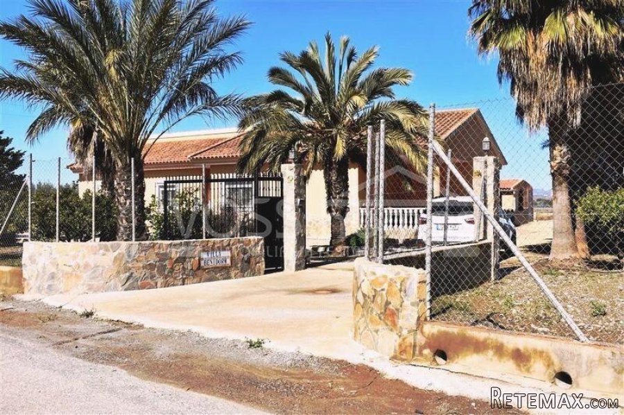 An impressive, larger than average 4 bed, 2 bath Country.. - 2