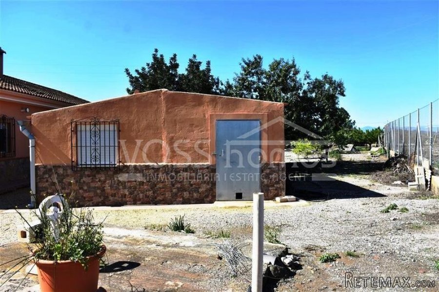 An impressive, larger than average 4 bed, 2 bath Country.. - 5