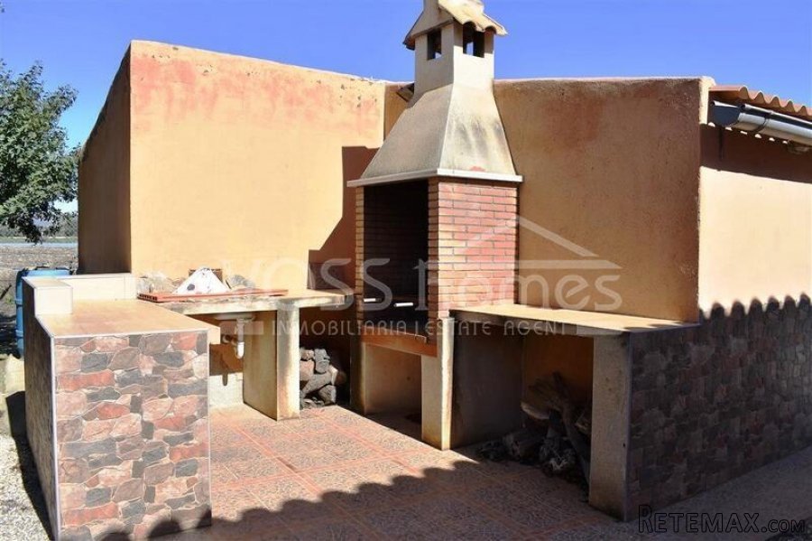 An impressive, larger than average 4 bed, 2 bath Country.. - 6