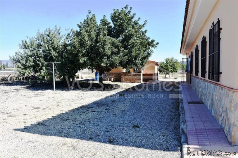 An impressive, larger than average 4 bed, 2 bath Country.. - 7