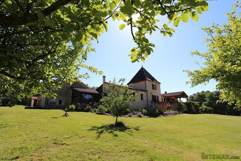 Au Milieu De Ses 18 Hectares, Au Centre..