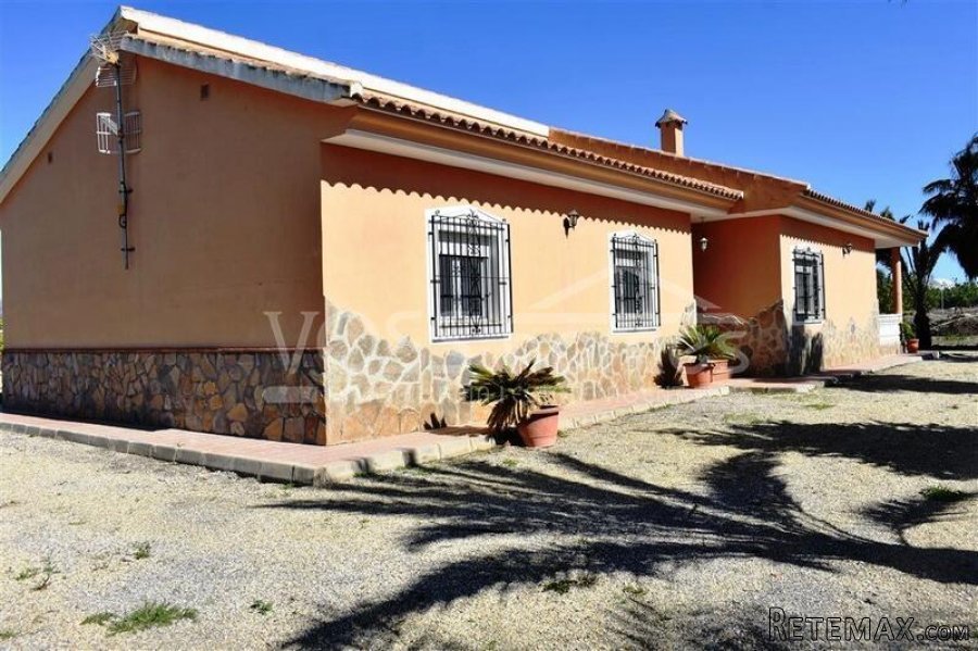 An impressive, larger than average 4 bed, 2 bath Country.. - 10