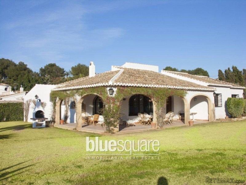 5 bedroom villa on large flat plot in..
