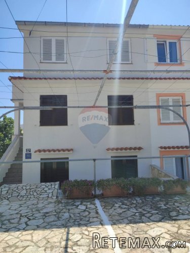 Baška -kuća sa četiri stana, pogled, terase - 10