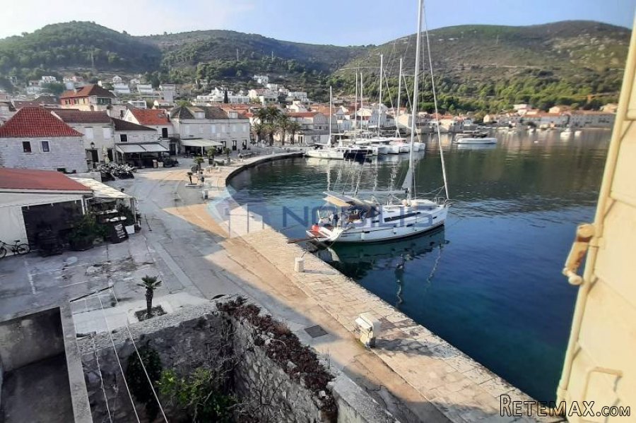 Vis, stara kamena kuća 237 m2, prvi red do mora - 10