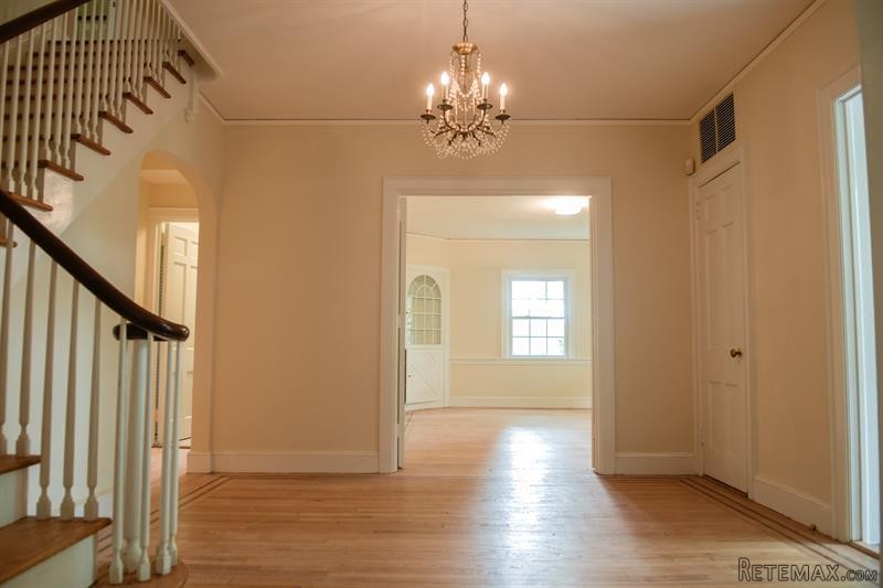 6 bedroom House For Sale: 70 Lord.. - 2