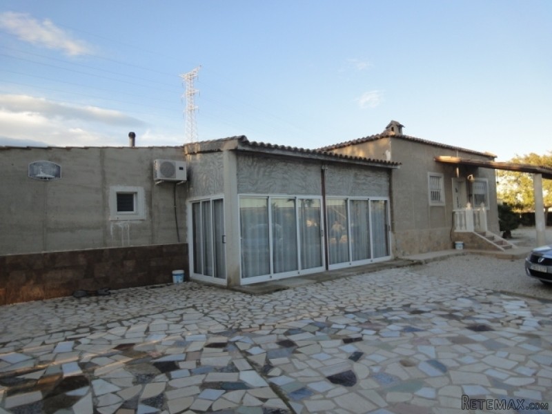 4 Bedroom House With 80m2 Nave - 2
