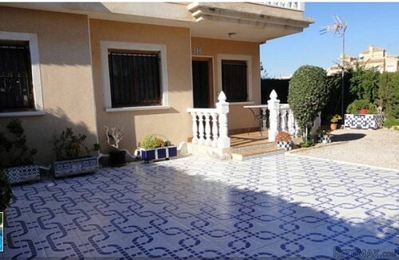 GROUND FLOOR APARTMENT WITH LARGE GARDEN