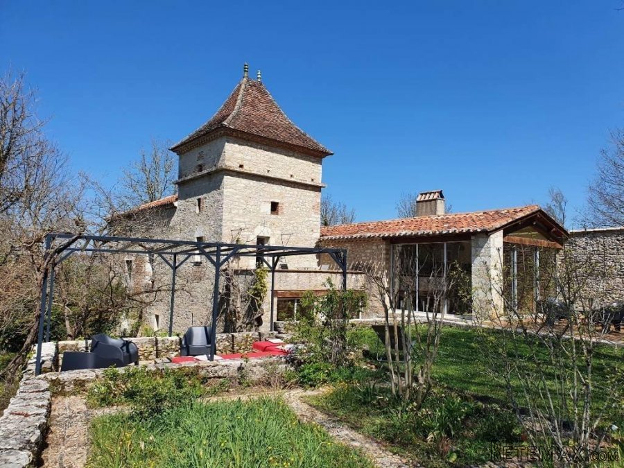 Cahors (Lot) - Lovely complex with a feature Pigeonnier - the..