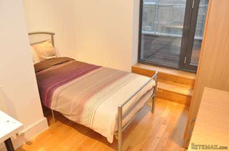 Single with double bed near Canary..