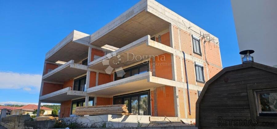 Ekskluzivni penthouse uz more, terasa 120 m²