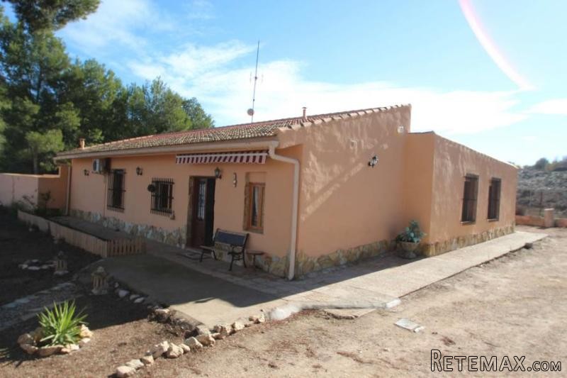 Villa with casita and pool in Villena..