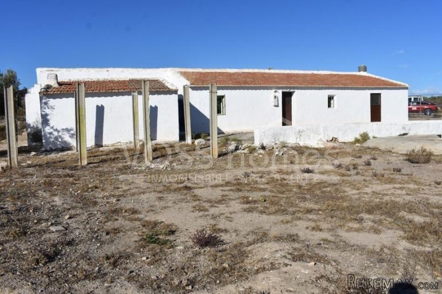 EXCLUSIVE LISTING TO VOSS HOMES - BARGAIN Large country.. - 4
