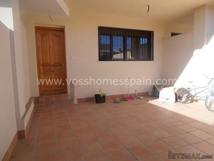 A bargain, well presented, 3 bed, 2 bath triplex 2 storey.. - 3