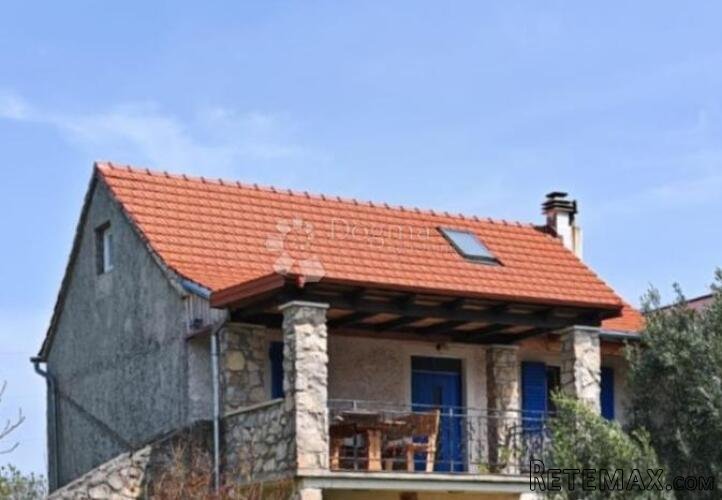 Stan u kamenoj kući sa dvorištem