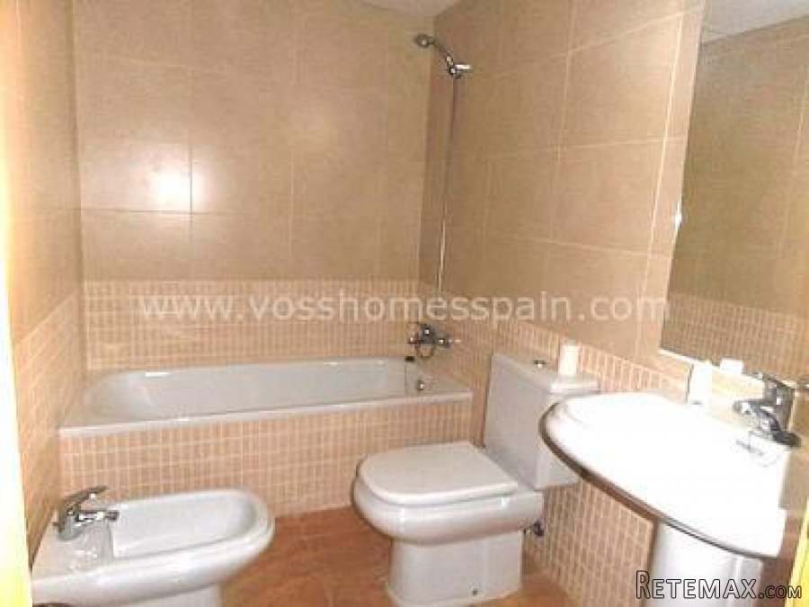A bargain, well presented, 3 bed, 2 bath triplex 2 storey.. - 6