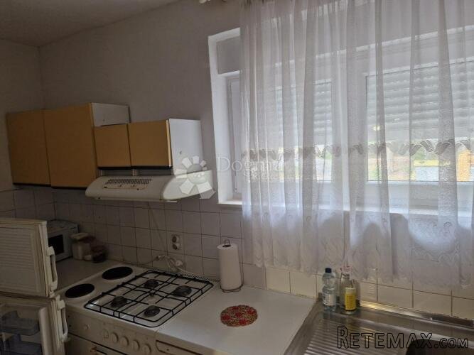 TROGIR - STAN U PRIZEMLJU S DVIJE SPAVAĆE SOBE