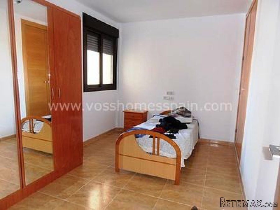 A bargain, well presented, 3 bed, 2 bath triplex 2 storey.. - 7