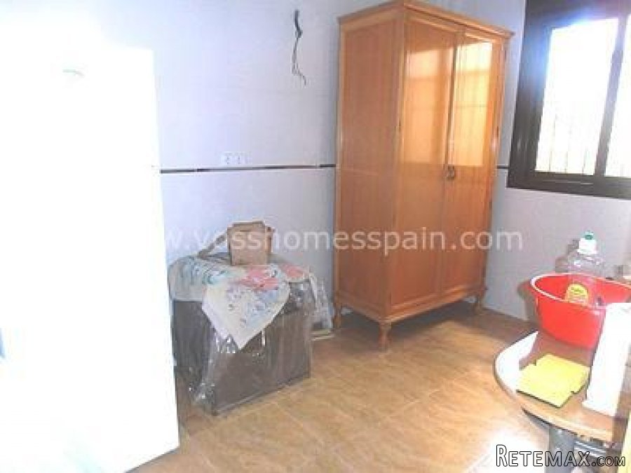 A bargain, well presented, 3 bed, 2 bath triplex 2 storey.. - 8