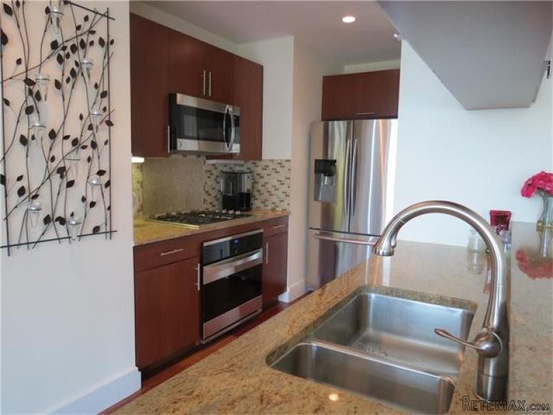 2 bedroom House For Sale: 175 Huguenot.. - 2