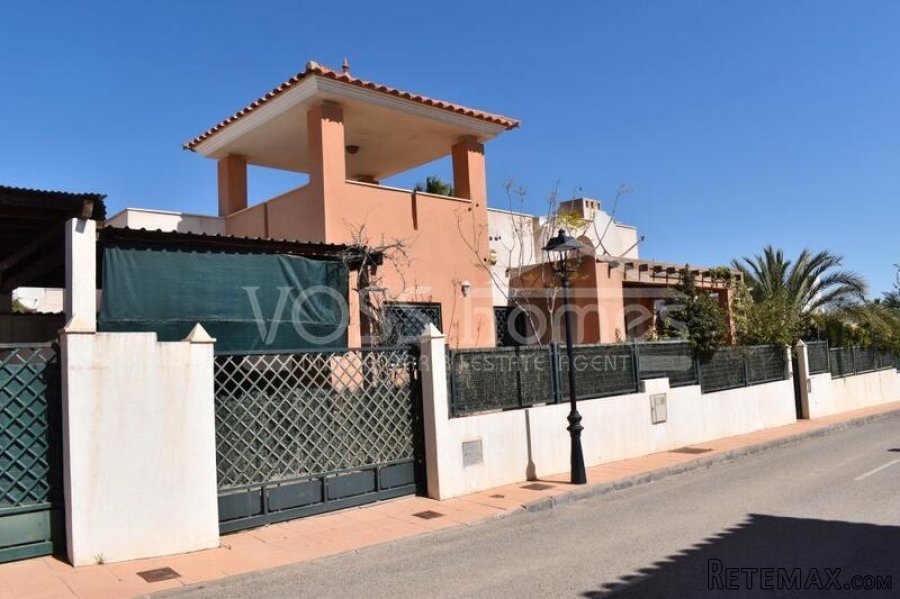 NEW LISTING & EXCLUSIVE TO VOSS HOMES - A modern, homely.. - 2