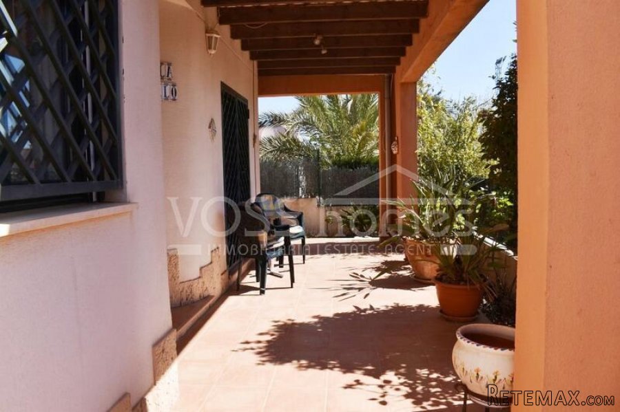 NEW LISTING & EXCLUSIVE TO VOSS HOMES - A modern, homely.. - 4