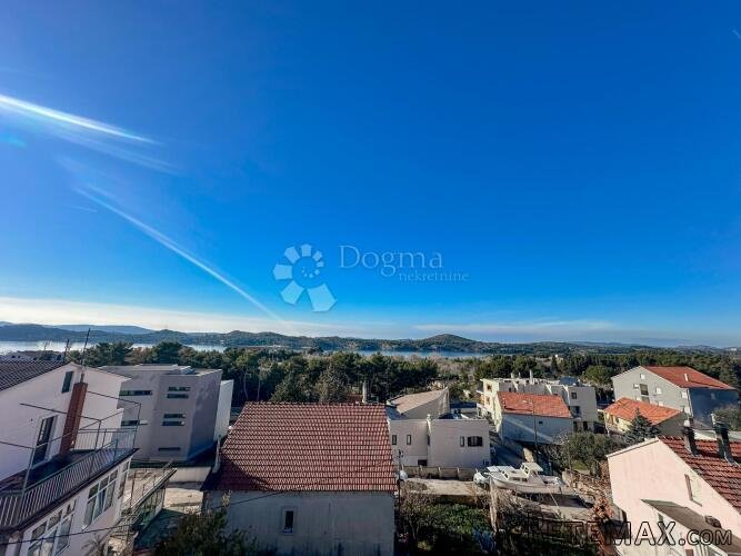 ŠIBENIK – DVOETAŽNA KUĆA S PANORAMSKIM POGLEDOM NA DVIJE TVR