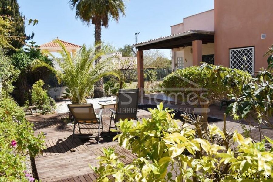 NEW LISTING & EXCLUSIVE TO VOSS HOMES - A modern, homely.. - 9