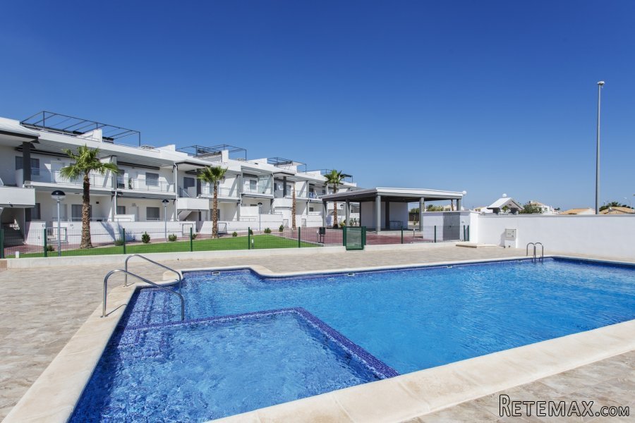 Los bungalow se ubican en un complejo residencial en Playa.. - 2