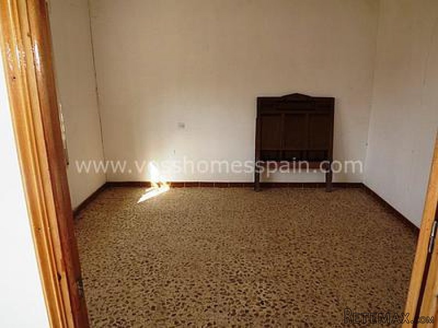 A potentially lovely and large 3 bed, 1 bath semi.. - 3