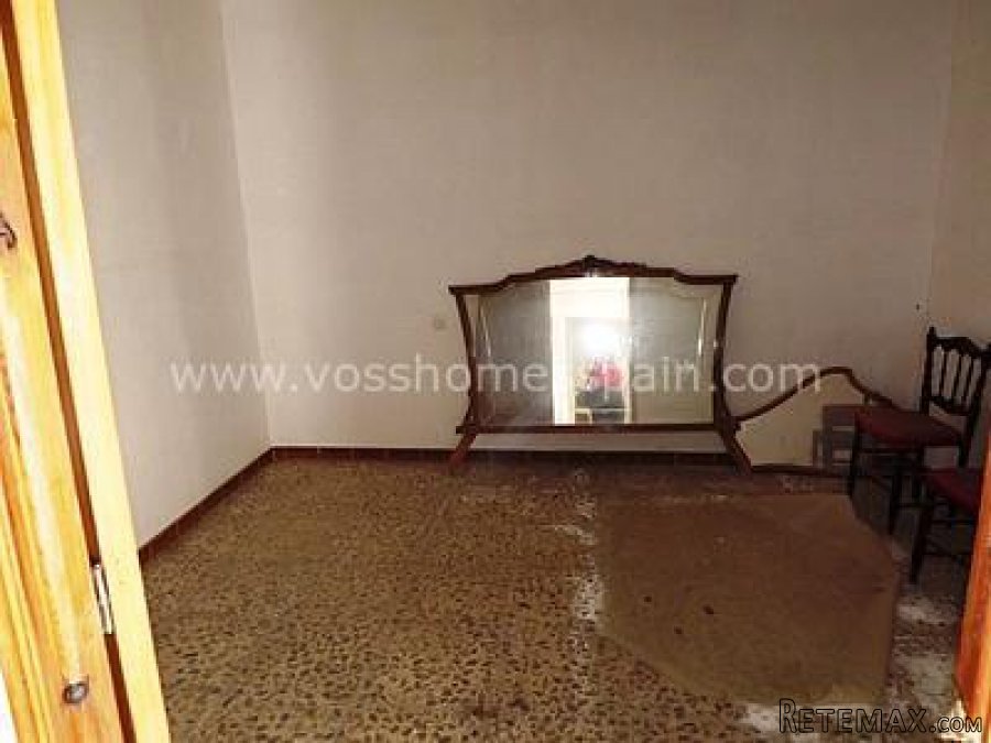 A potentially lovely and large 3 bed, 1 bath semi.. - 4