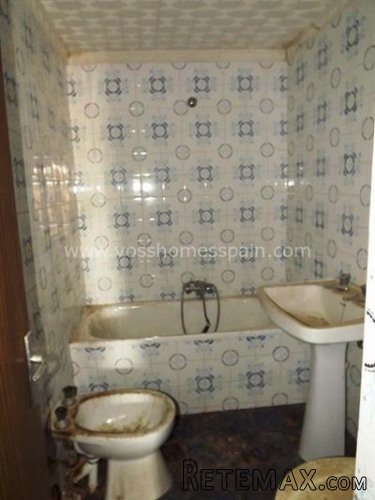 A potentially lovely and large 3 bed, 1 bath semi.. - 8