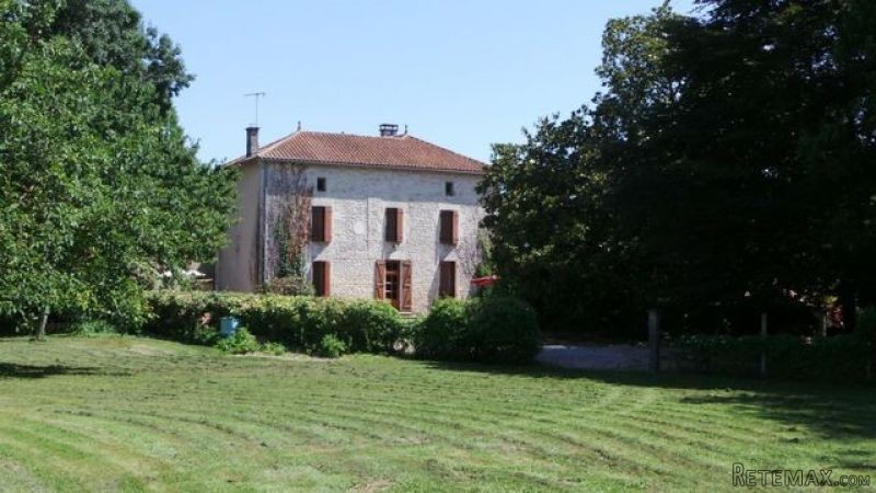 Large Spacious Stone House With Garden..