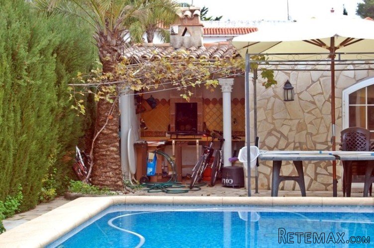 This property is located within easy walking distance of.. - 2