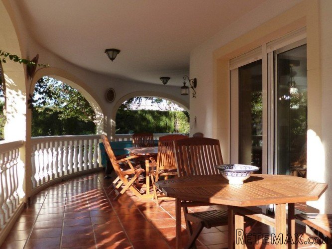 This property is located within easy walking distance of.. - 3