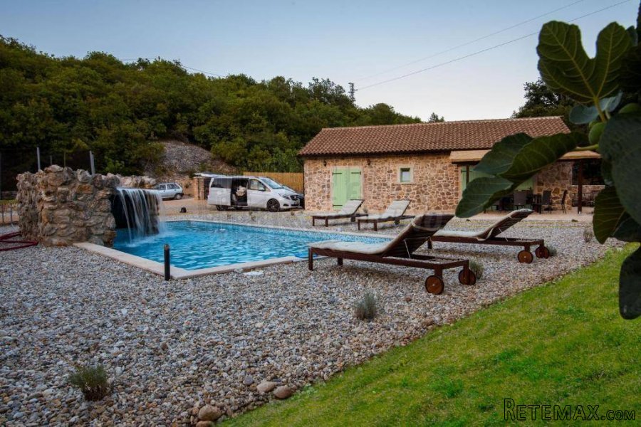Šarmantna vila sa okućnicom od 3000m2 i bazenom! - 2