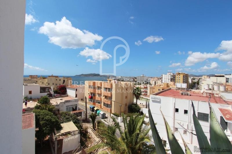 Designer house with sea views in the..