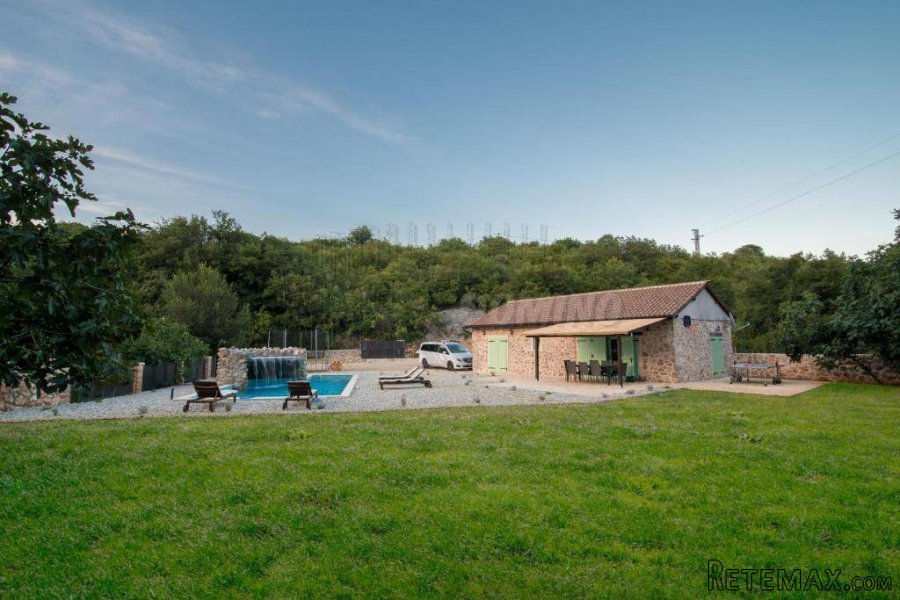 Šarmantna vila sa okućnicom od 3000m2 i bazenom! - 3