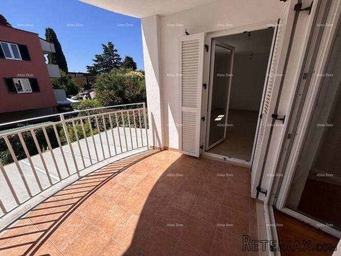 Novigrad – prostran četverosoban stan, 76 m², 200 m od mora..