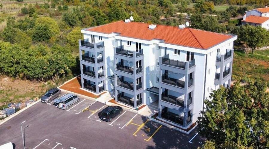 Moderan 3soban stan na 2. katu u novogradnji 7 km do mora