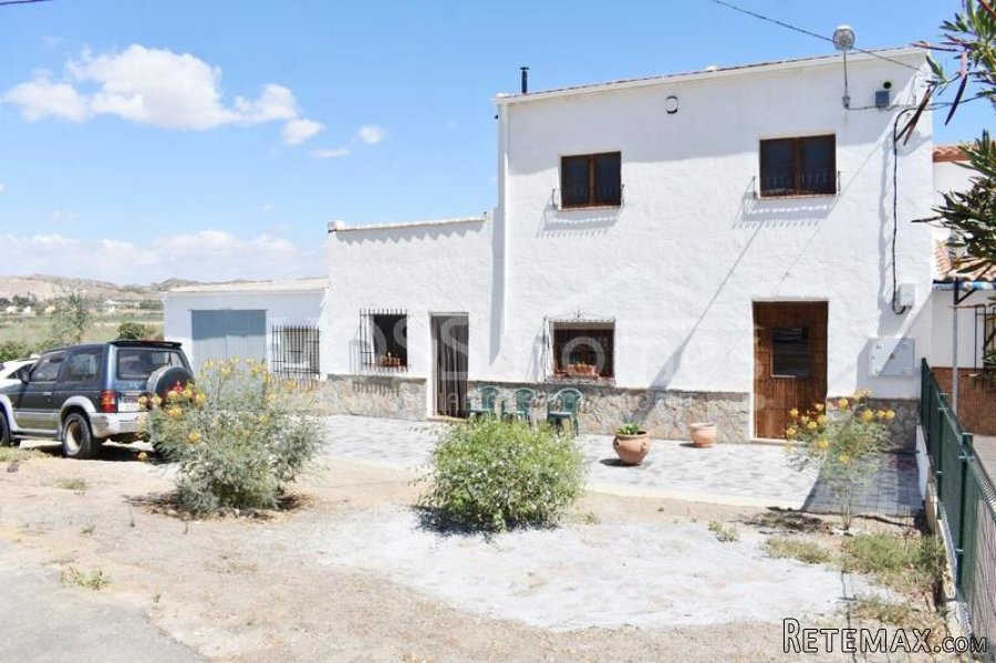 A lovingly and quality renovated edge of village house of.. - 2