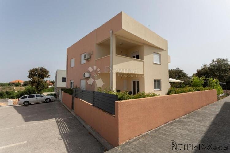 Apartman sa bazenom u Zatonu - 3