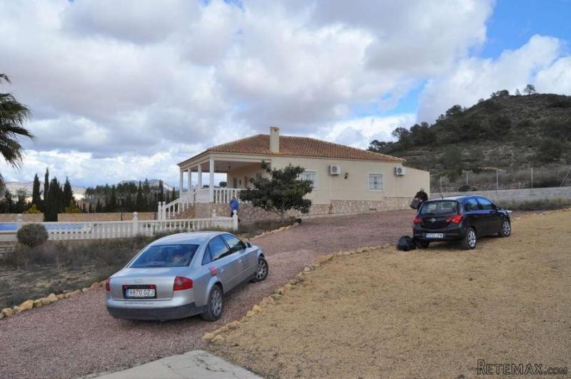 Modern rural villa within walking..